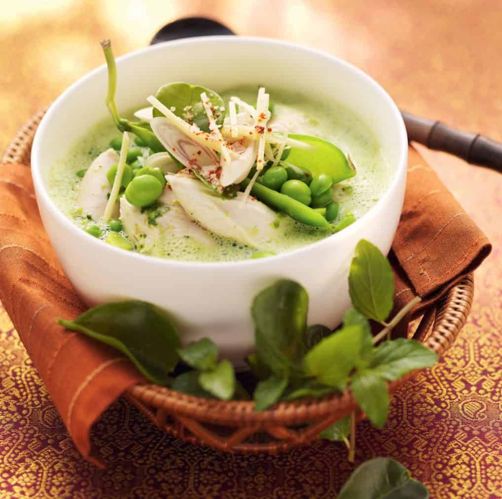 Grünes Erbsen-Minze-Curry mit saftigen Hähnchenbrustwürfel