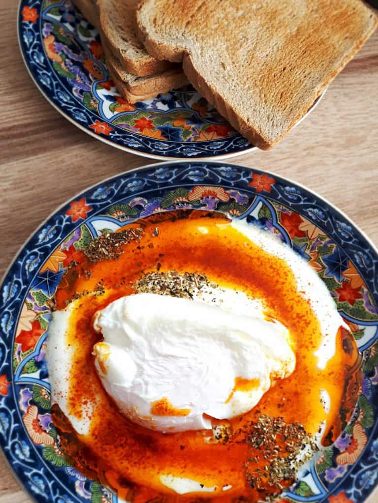Read more about the article Türkisches Frühstück – Cilbir, pochierte Eier mit Joghurt