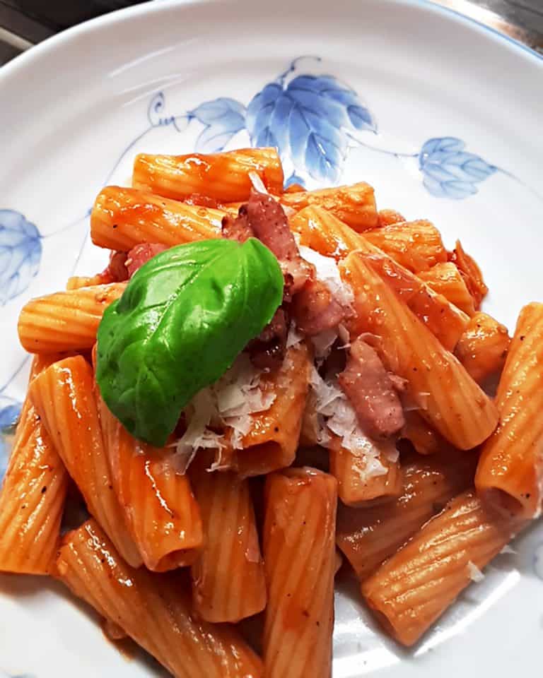 Read more about the article Tortiglioni in pikanter Tomatensauce mit würzigem Speck