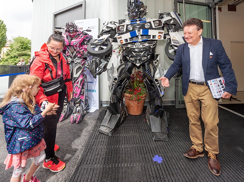 Generaldirektor Wolfgang M. Heckl begrüßt mit den „Transformers“ die ersten Besucherinnen.