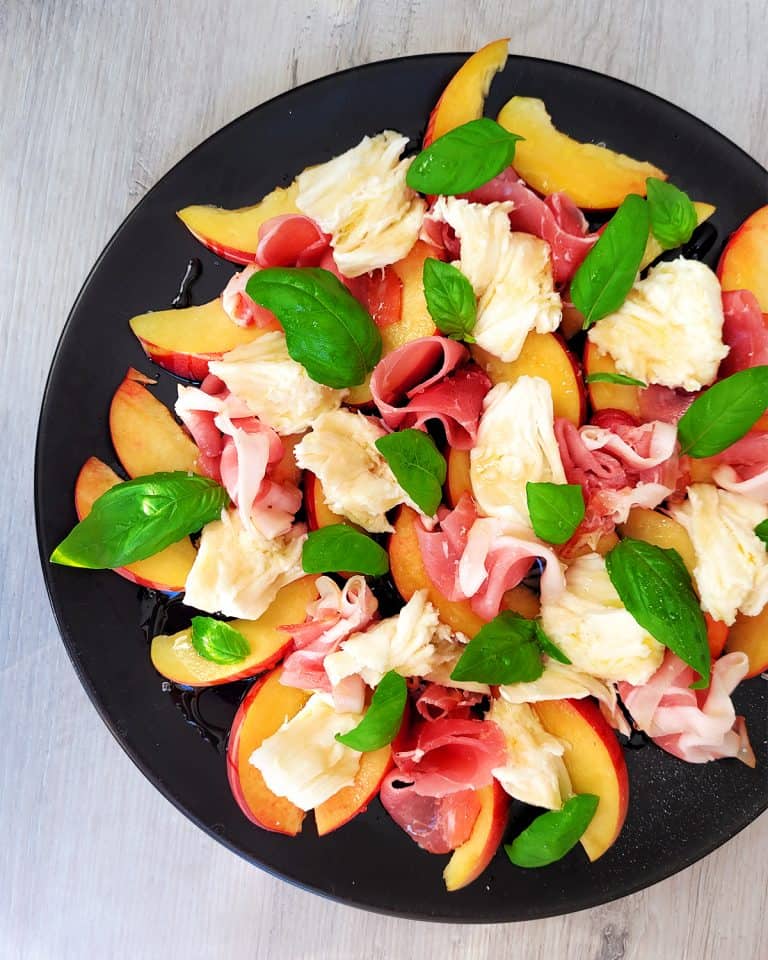 Read more about the article Sommerlicher Pfirsich Mozzarella Salat mit Schinken