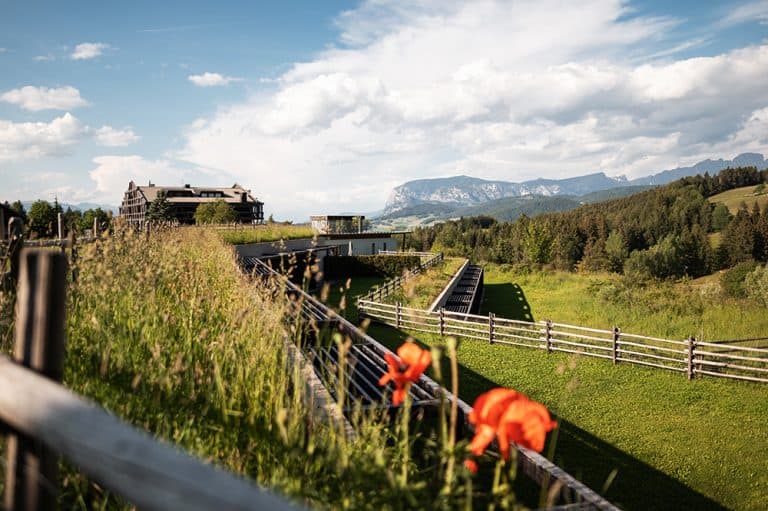 Read more about the article NATÜRLICHKEIT PAR EXCELLENCE – Naturhotel Pfösl auf Südtirols sonnigstem Hochplateau